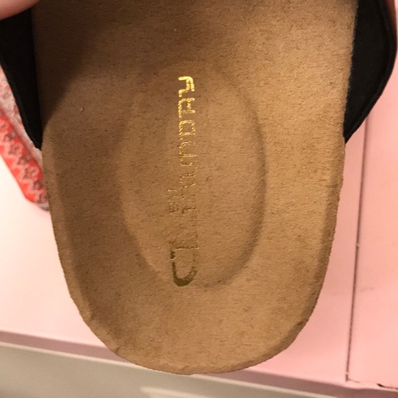 NWOB CL by Laundry Sandals - Picture 3 of 4